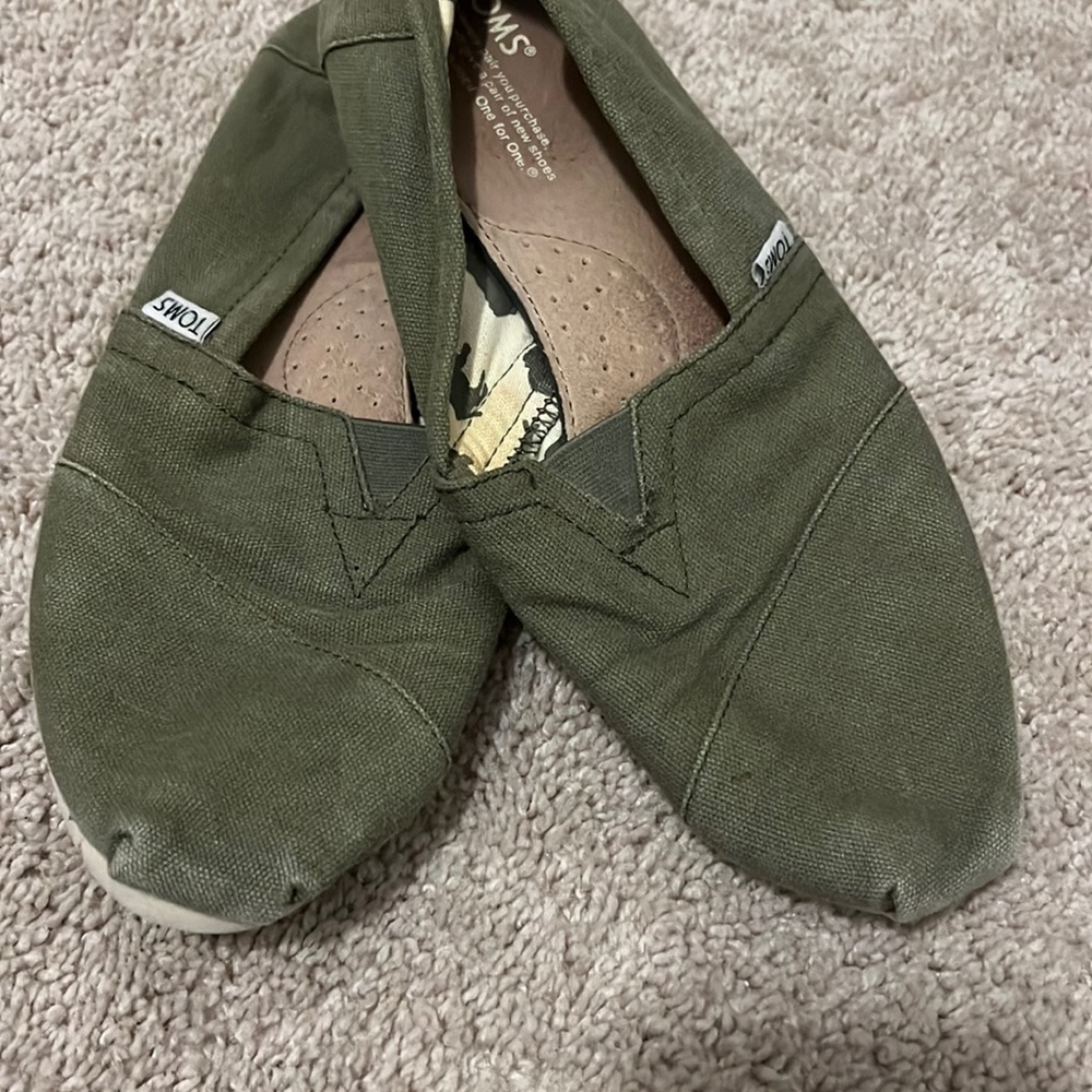 Olive green Tom’s size 10